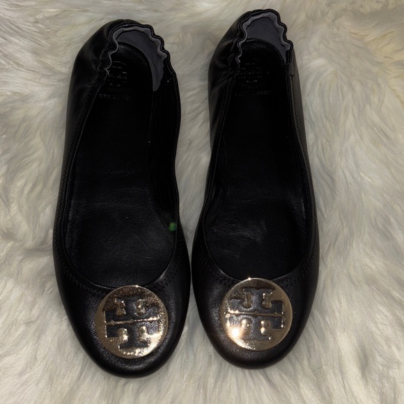 Tory Burch Shoes - Tory Burch Black Leather Logo Disc Ballet Flats